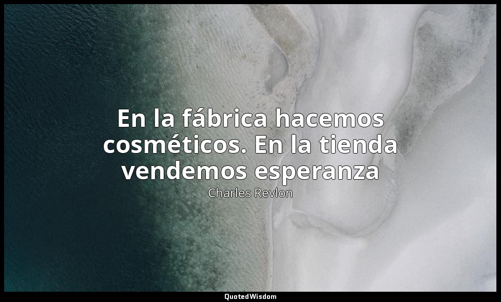 En la fábrica hacemos cosméticos. En la tienda vendemos esperanza — Charles Revlon